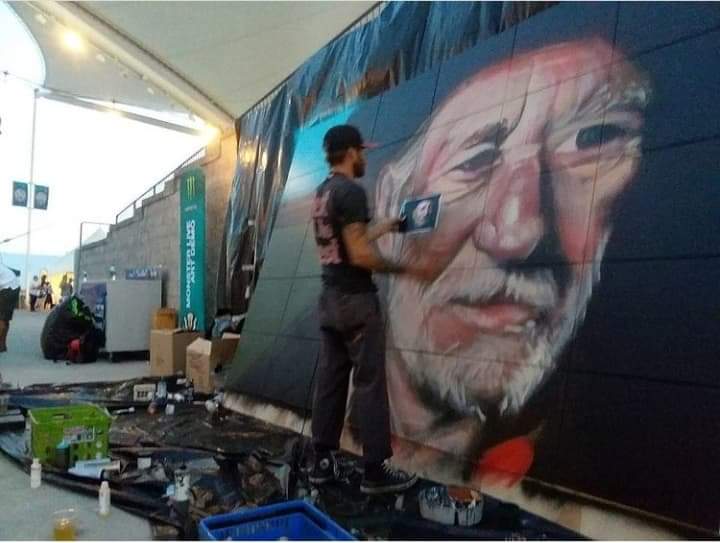 Samuel Hale painting the Willie Nelson live mural
